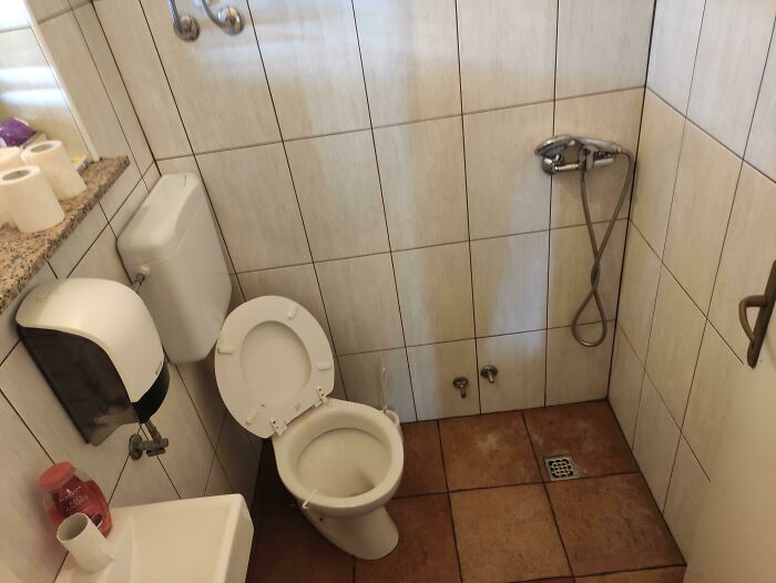 Bathroom In Airbnb's Party House Doesn't Have Shower Cabin Or Elevated Water Drainage Which Leaves Whole Room Flooded After Showering