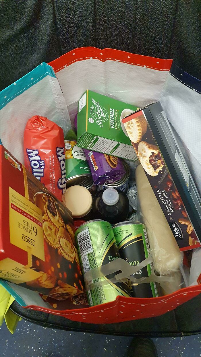 Mi compañero de trabajo sabe que los últimos meses han sido muy duros económicamente. He estado solo esta Navidad y sólo lo conozco desde hace seis meses. Me ha dicho que hay una bolsa para mí