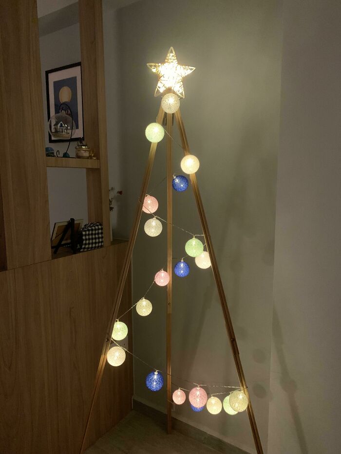 My Mom Found A Used Easel And Decided It Would Be The Christmas Tree This Year