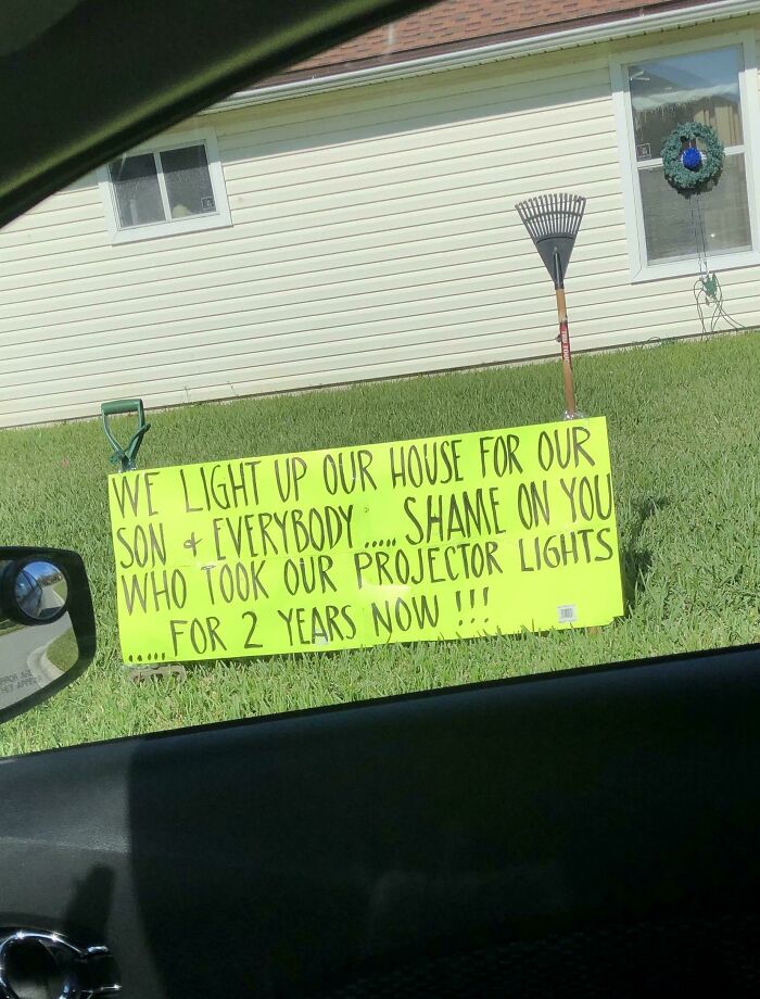 Personas que roban las luces de Navidad