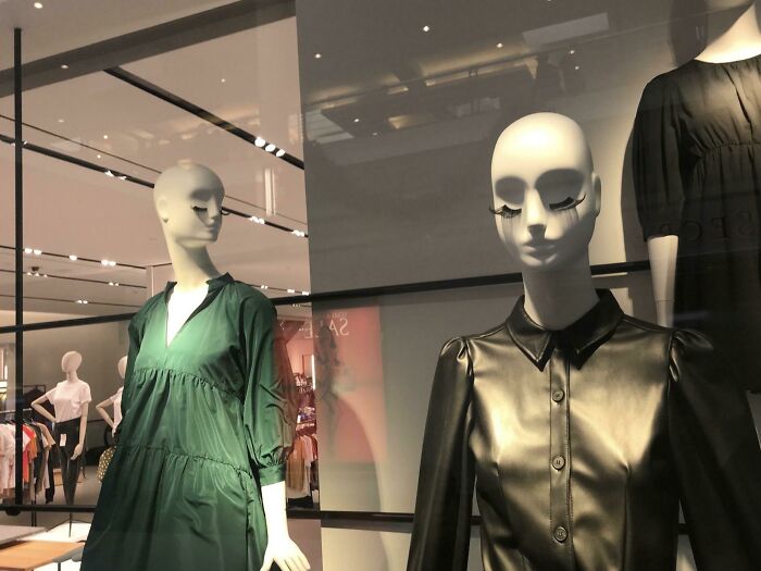 Put The Eyelashes On The Mannequins, Boss