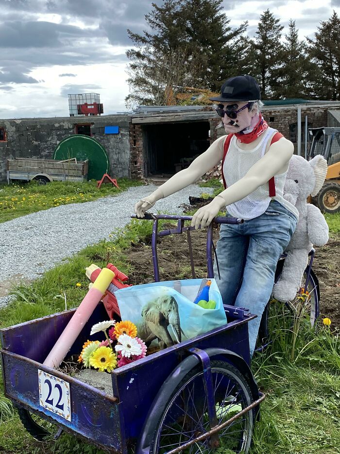 We Change The Mannequin's Clothes According To The Seasons, This Time He Is Ready For The Summer