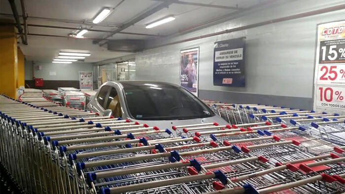 Employees In A Supermarket React To A Customer That Left The Car In The Middle Of The Parking Lot, Blocking The Way