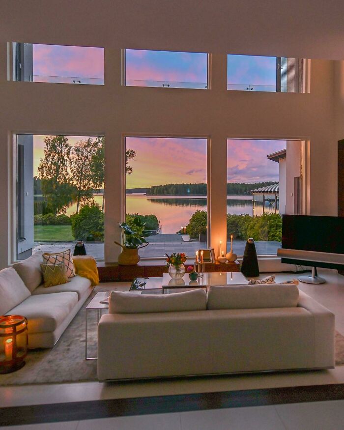 Precioso salón de una casa en Finlandia asentada junto al lago