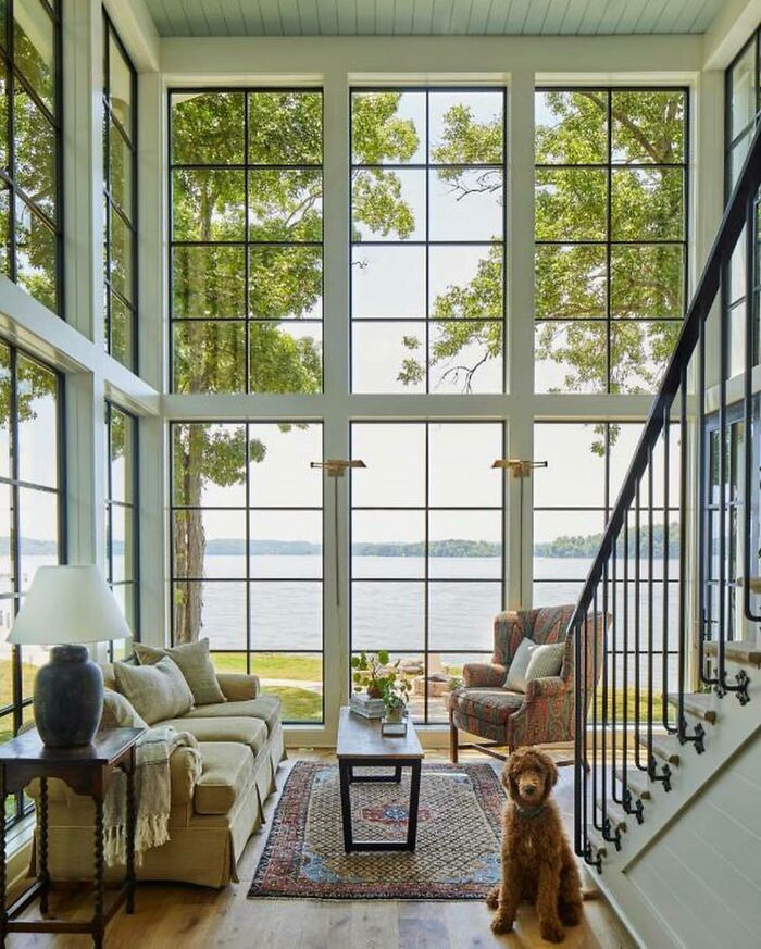 Casa en el lago con ventanas del suelo al techo en las orillas del lago Chickamauga, Tennessee