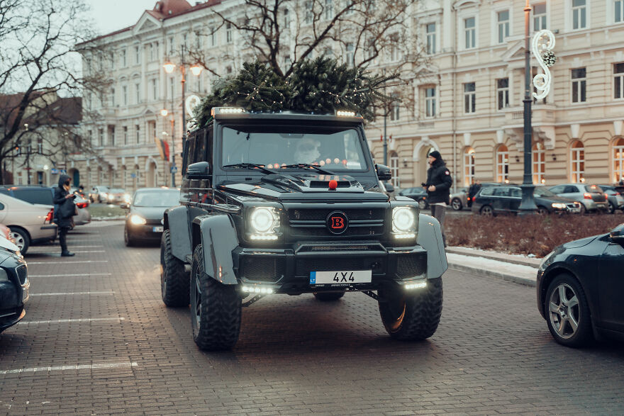 Sorry, No More Reindeers In Santa&rsquo;s Ride And We Spotted His New &lsquo;Rudolph&rsquo; (7 Pics)