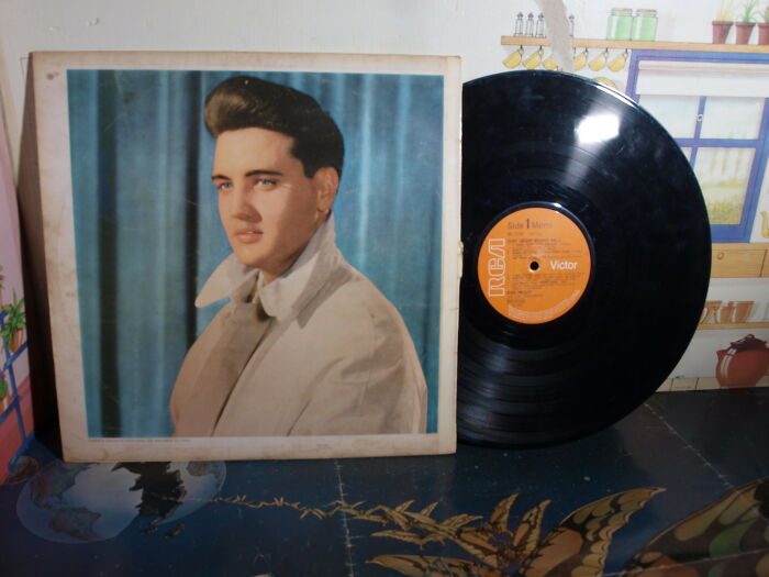 30 Well-Known People Described By Folks Who Supposedly Knew Them From School And Other Places