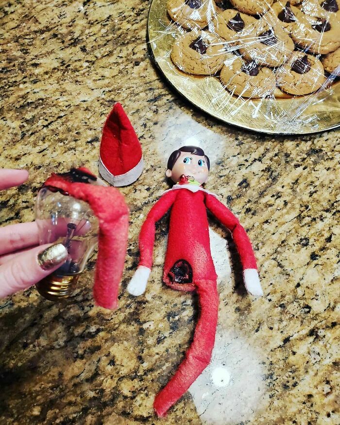 No fue buena idea ponerlo sentado en la lámpara