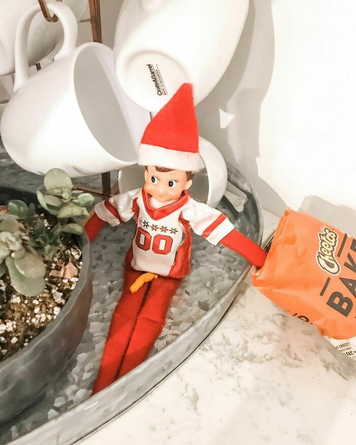 Puse al elfo a comer chetos y cuando mis hijos se rieron, vi donde había caido