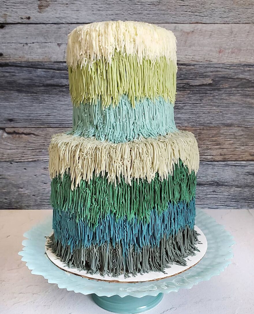 Hand-Embroidered? Confectioner Impresses When Decorating Cakes