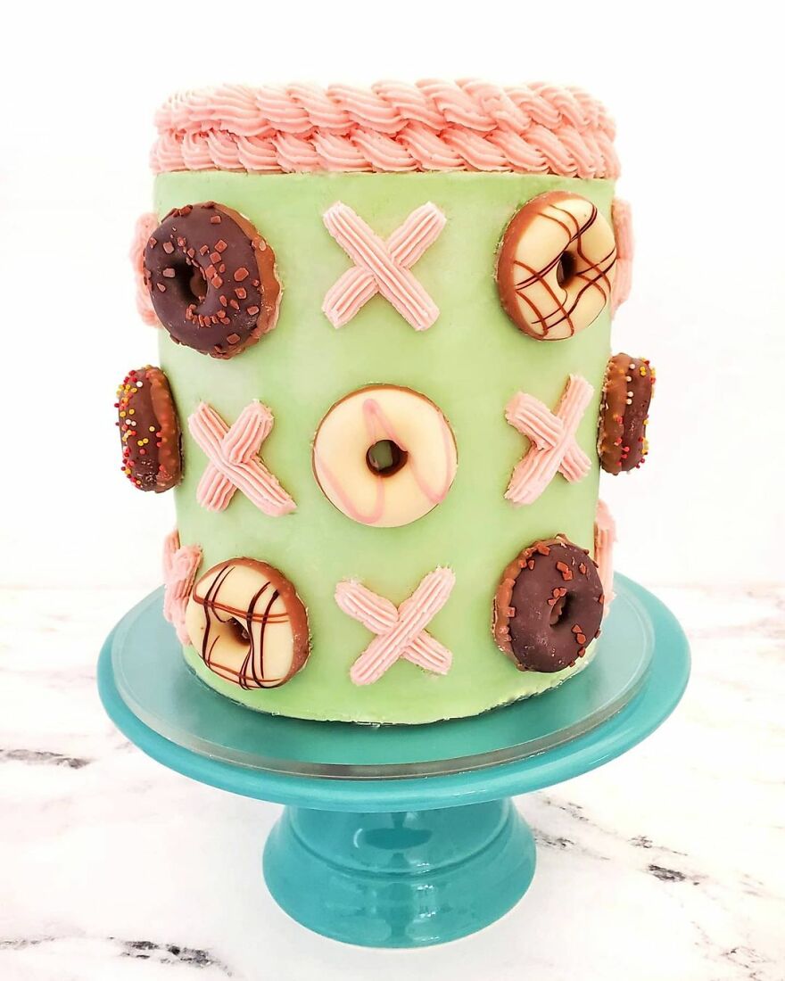 Hand-Embroidered? Confectioner Impresses When Decorating Cakes