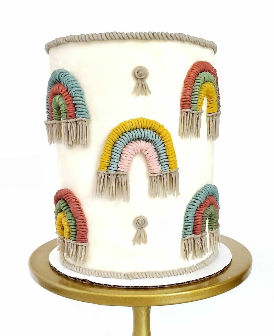 Hand-Embroidered? Confectioner Impresses When Decorating Cakes