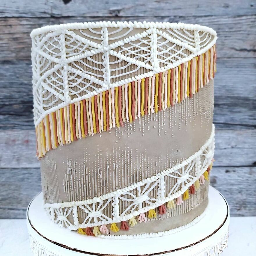 Hand-Embroidered? Confectioner Impresses When Decorating Cakes