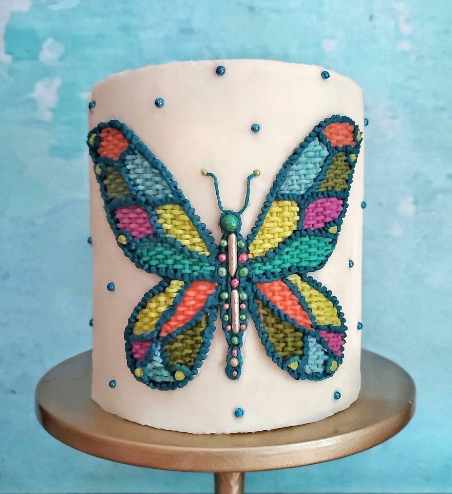 Hand-Embroidered? Confectioner Impresses When Decorating Cakes