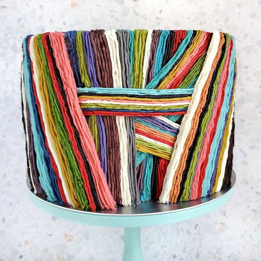 Hand-Embroidered? Confectioner Impresses When Decorating Cakes