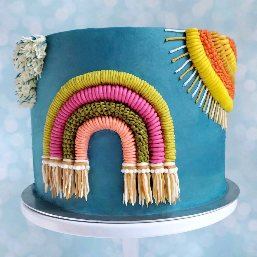 Hand-Embroidered? Confectioner Impresses When Decorating Cakes