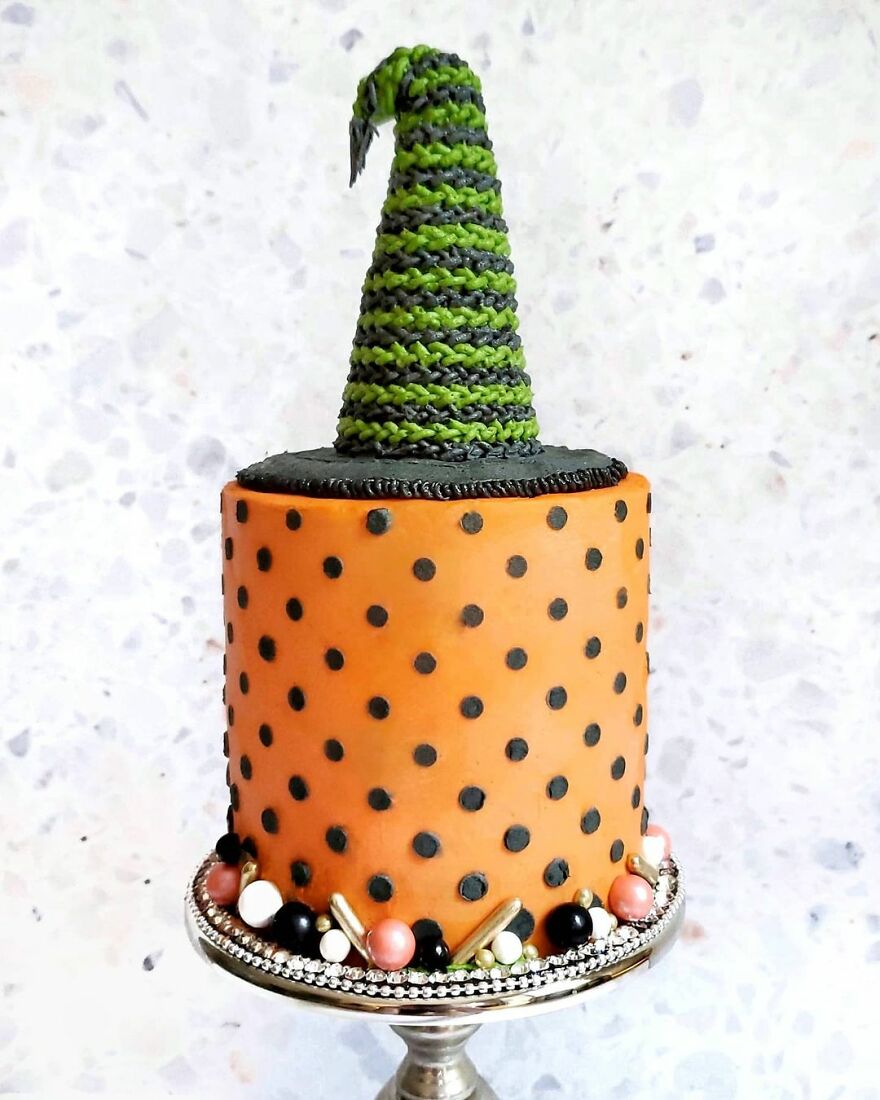 Hand-Embroidered? Confectioner Impresses When Decorating Cakes