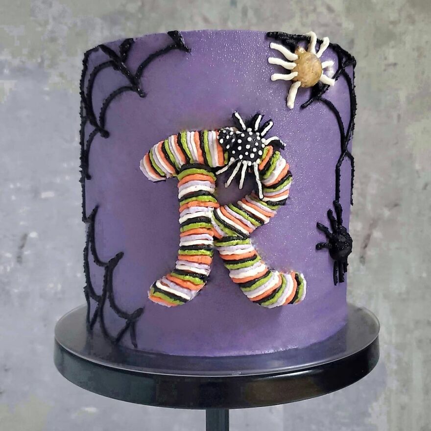 Hand-Embroidered? Confectioner Impresses When Decorating Cakes