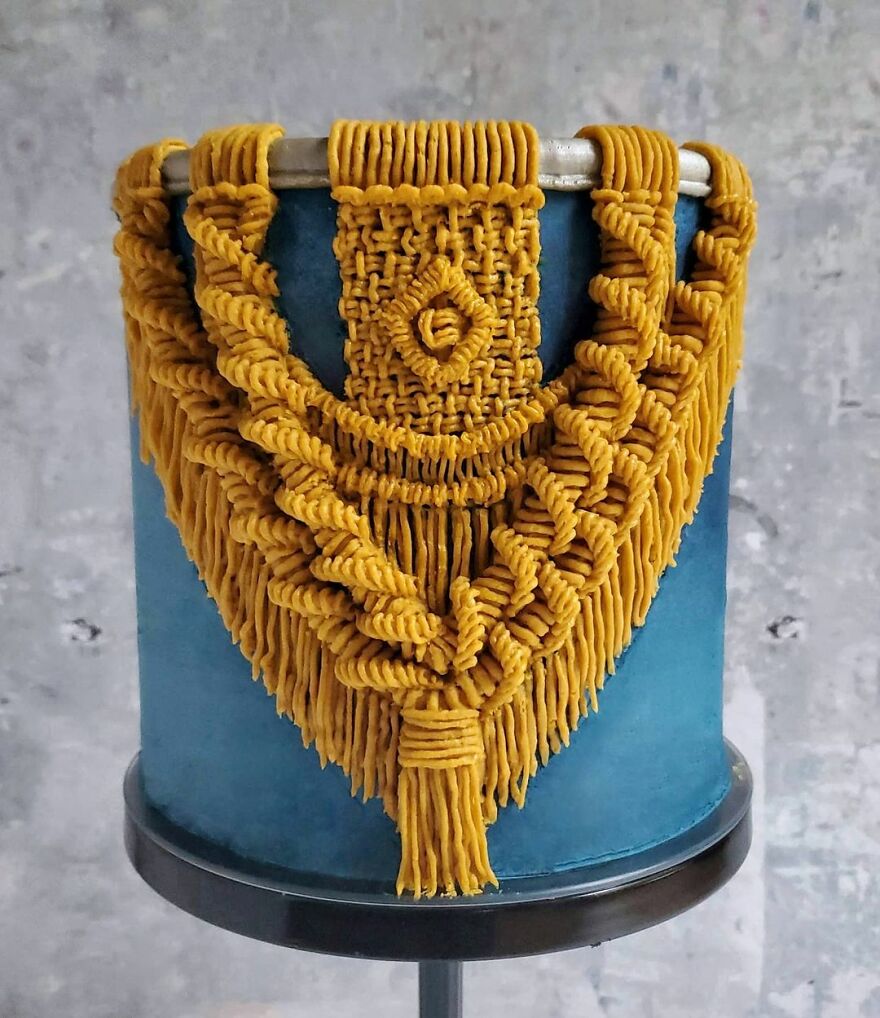 Hand-Embroidered? Confectioner Impresses When Decorating Cakes