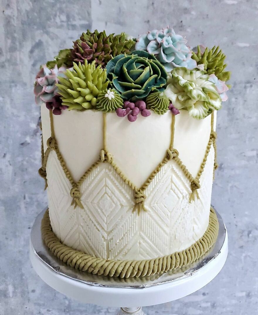 Hand-Embroidered? Confectioner Impresses When Decorating Cakes