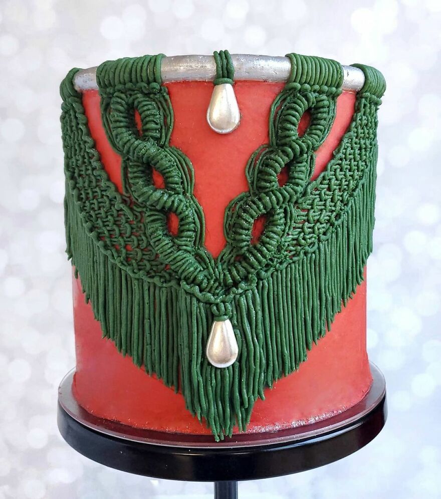 Hand-Embroidered? Confectioner Impresses When Decorating Cakes
