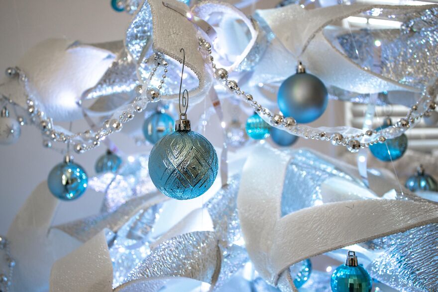 We Made A Floating Christmas Tree From Reflective Foam Insulation, And Here's The Result