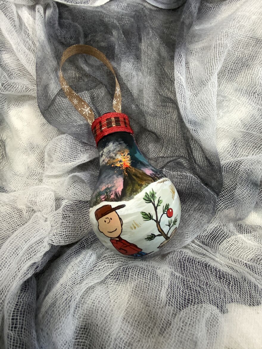 I Transform Burnt Out Light Bulbs Into Unique Christmas Ornaments.