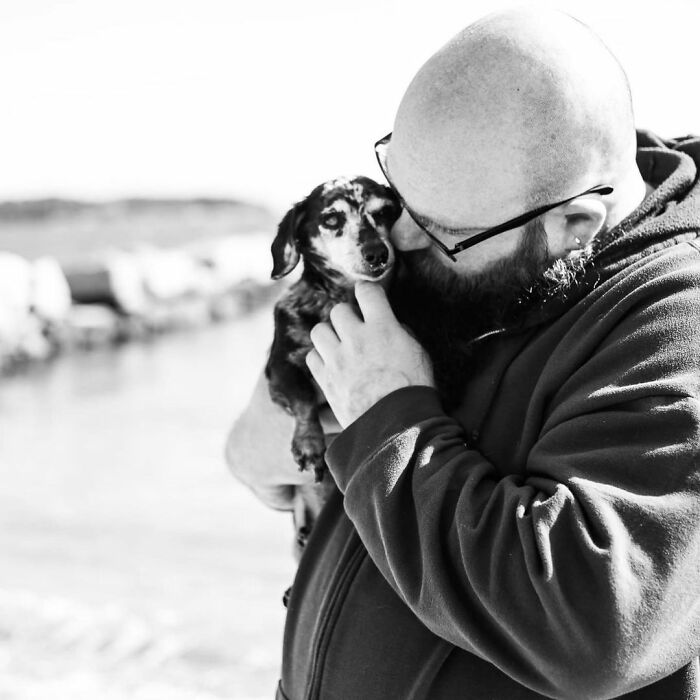 Photographer Takes Pictures Of Animals Near The End Of Life With Their Owners