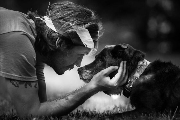 Photographer Takes Pictures Of Animals Near The End Of Life With Their Owners