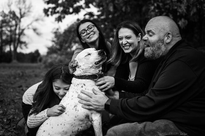 Photographer Takes Pictures Of Animals Near The End Of Life With Their Owners