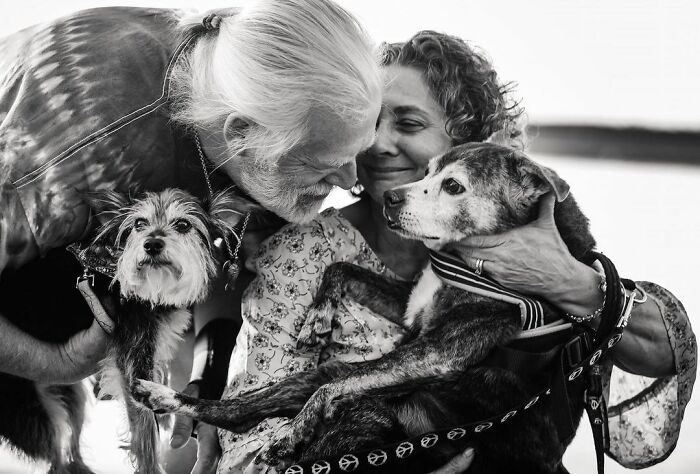 Photographer Takes Pictures Of Animals Near The End Of Life With Their Owners