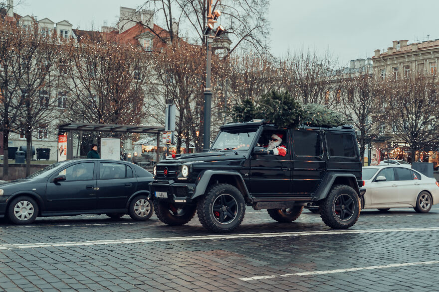 Sorry, No More Reindeers In Santa&rsquo;s Ride And We Spotted His New &lsquo;Rudolph&rsquo; (7 Pics)