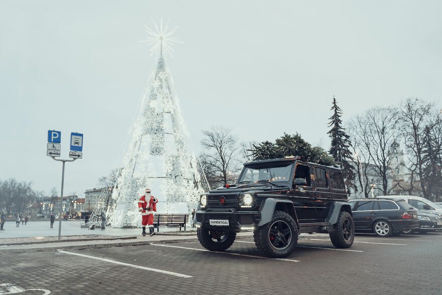 Sorry, No More Reindeers In Santa&rsquo;s Ride And We Spotted His New &lsquo;Rudolph&rsquo; (7 Pics)