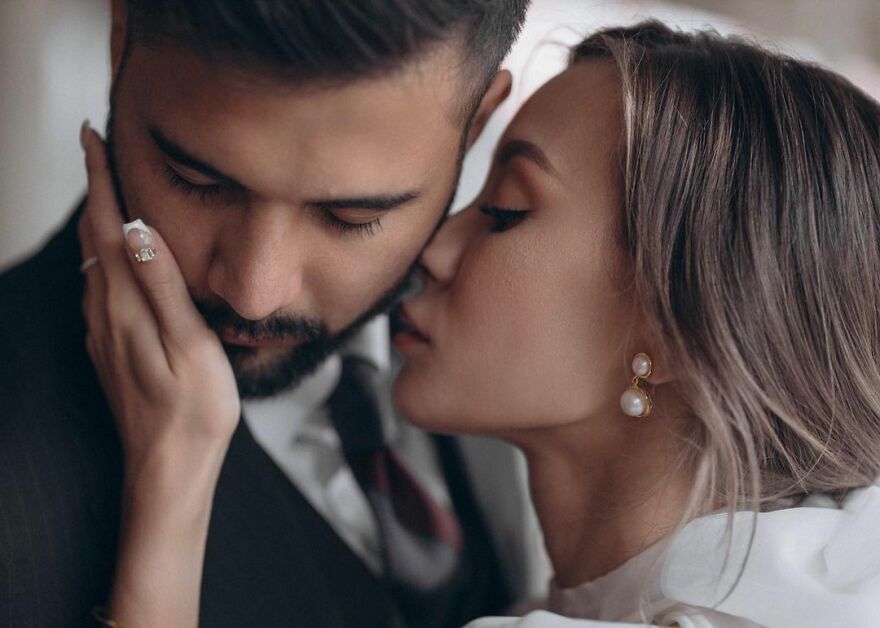 This Couple Accidentally Fell Into Mud During Their Wedding Photoshoot, And Here Are The Results