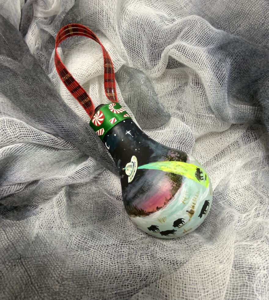 I Transform Burnt Out Light Bulbs Into Unique Christmas Ornaments.