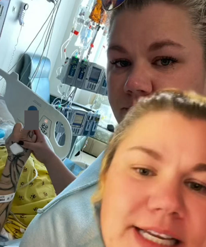 Woman Informs Her Boss That Her Sister Is Dying And She Won't Come To Work, She Responds With Passive-Aggressive Messages