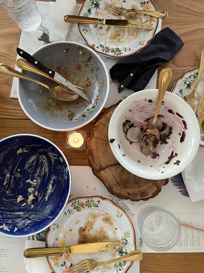 30 Times Guests Saw Some Pretty Creepy Things When They Went To Visit Someone