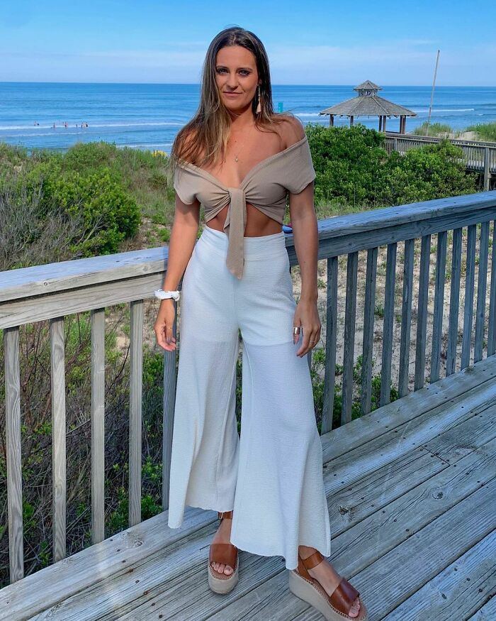 Lady Shows Tiktok How She Settled In An AirBnB Only To Discover Her Window Was A One-Way Mirror Into A Restaurant Lady Shows Tiktok How She Settled In An AirBnB Only To Discover Her Window Was A One-Way Mirror Into A Restaurant