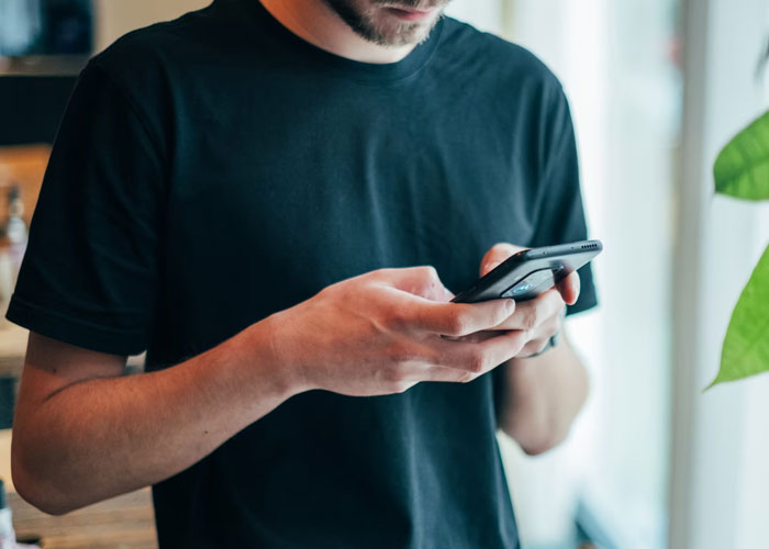 Un empleado renuncia porque la empresa le niega las vacaciones, el jefe le ruega que vuelva cuando el negocio empieza a perder dinero