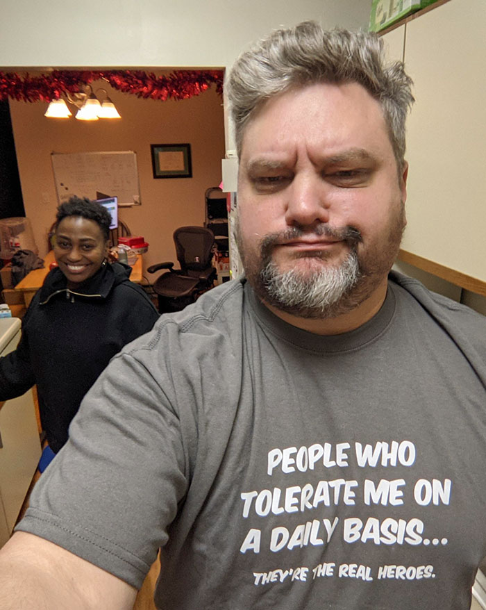 Mi esposa está demasiado divertida con lo que me regaló mi hermana