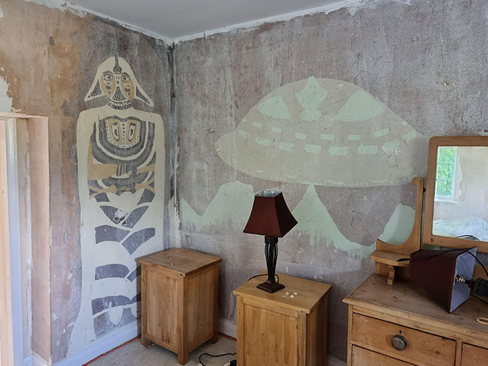 A Strange Mural Found After Removing The Paint In My Aunt's New House
