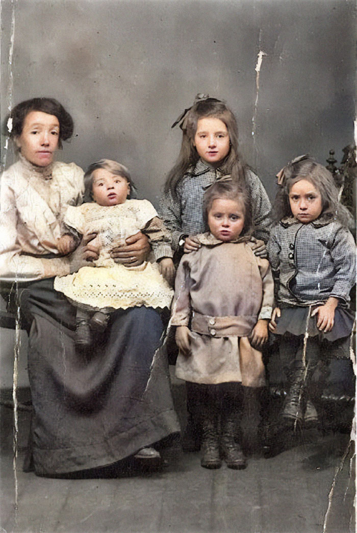 Mi bisabuela tejedora de yute y sus hijos (incluida mi abuela, de pie, al fondo). Dundee, Escocia 1915