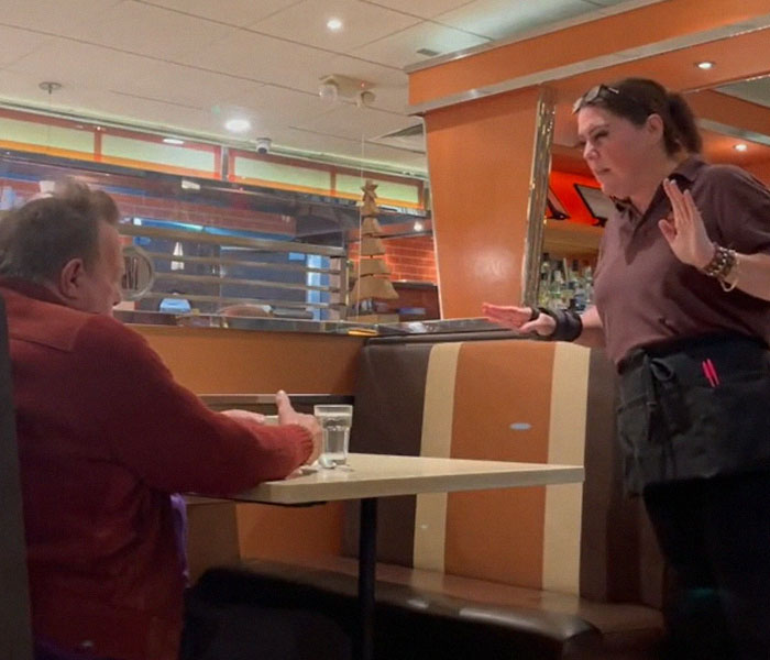 People Applaud This Waitress Who Stood Up For All The Staff And Shut Down Jerk Customer
