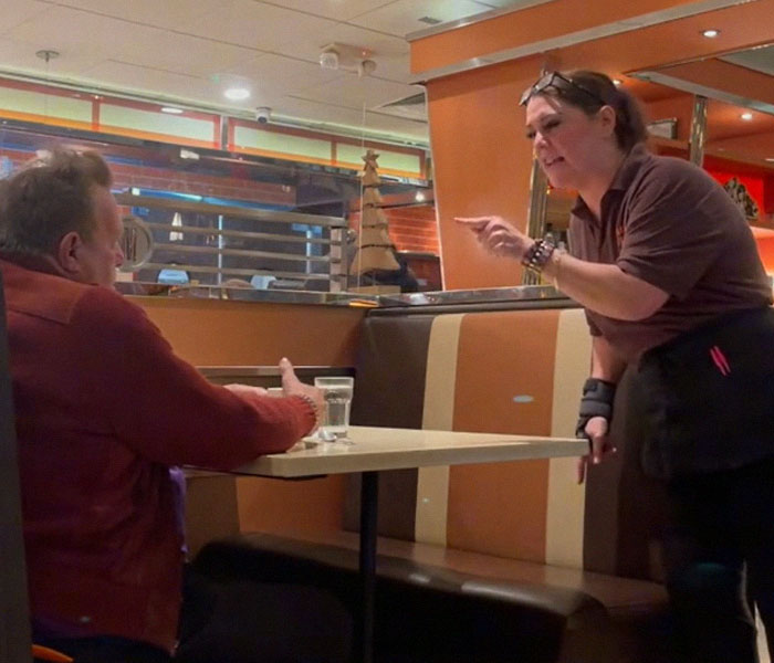 People Applaud This Waitress Who Stood Up For All The Staff And Shut Down Jerk Customer