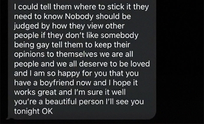 People Applaud This Waitress Who Stood Up For All The Staff And Shut Down Jerk Customer