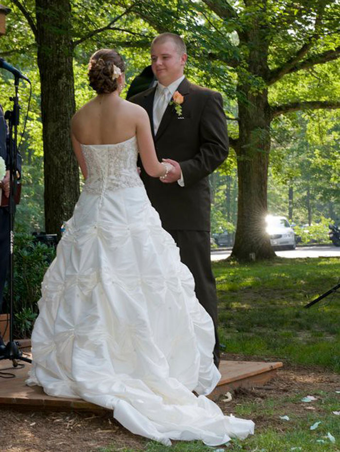 Unsupportive Mom Upset After Her Deaf Daughter Decides To Hold Her Wedding Ceremony In Sign Language