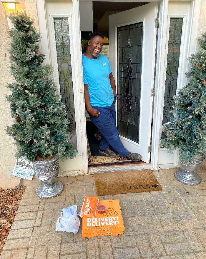 This Customer Made My Day!! I Was Just About To Snap The Picture Of The Food On The Doorstep When He Opened The Door And Said, “Wait A Second!” And Posed For It!!