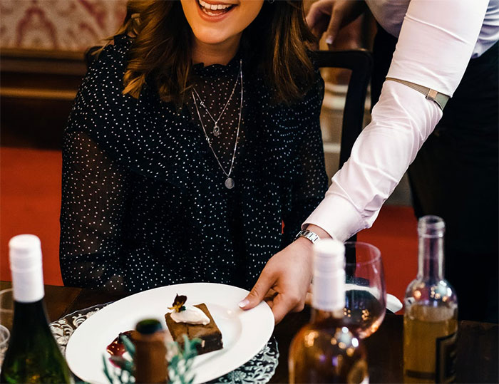 Entitled Guy Wants To Impress His Date And Tips $100 Just To Take It Back When She Leaves, Server Makes Sure To Get Her Revenge