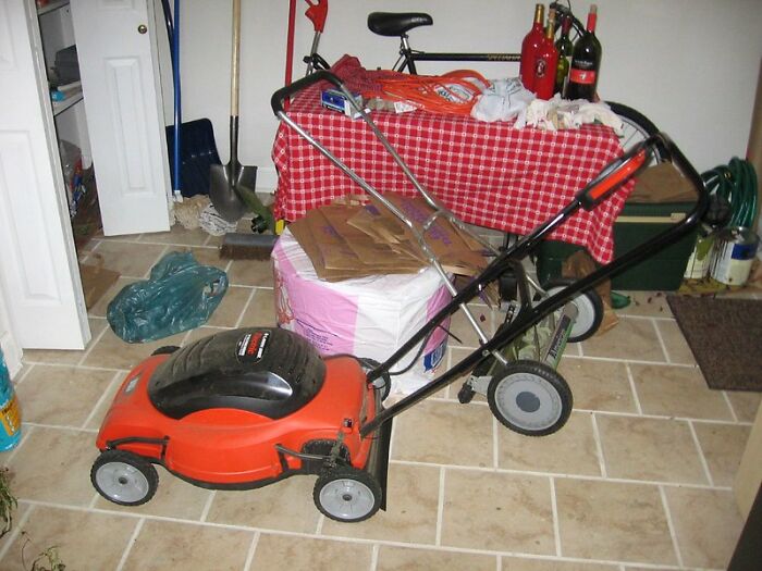 30 Rich Folks That Tied The Knot With Their Less Fortunate Partners Reveal What Shocked Them The Most About Their Ex-Life