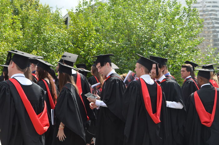 Este hombre 23 a&ntilde;os deja de hablar a sus padres tras descubrir que pagan la educaci&oacute;n de su hermana cuando no pagaron la suya